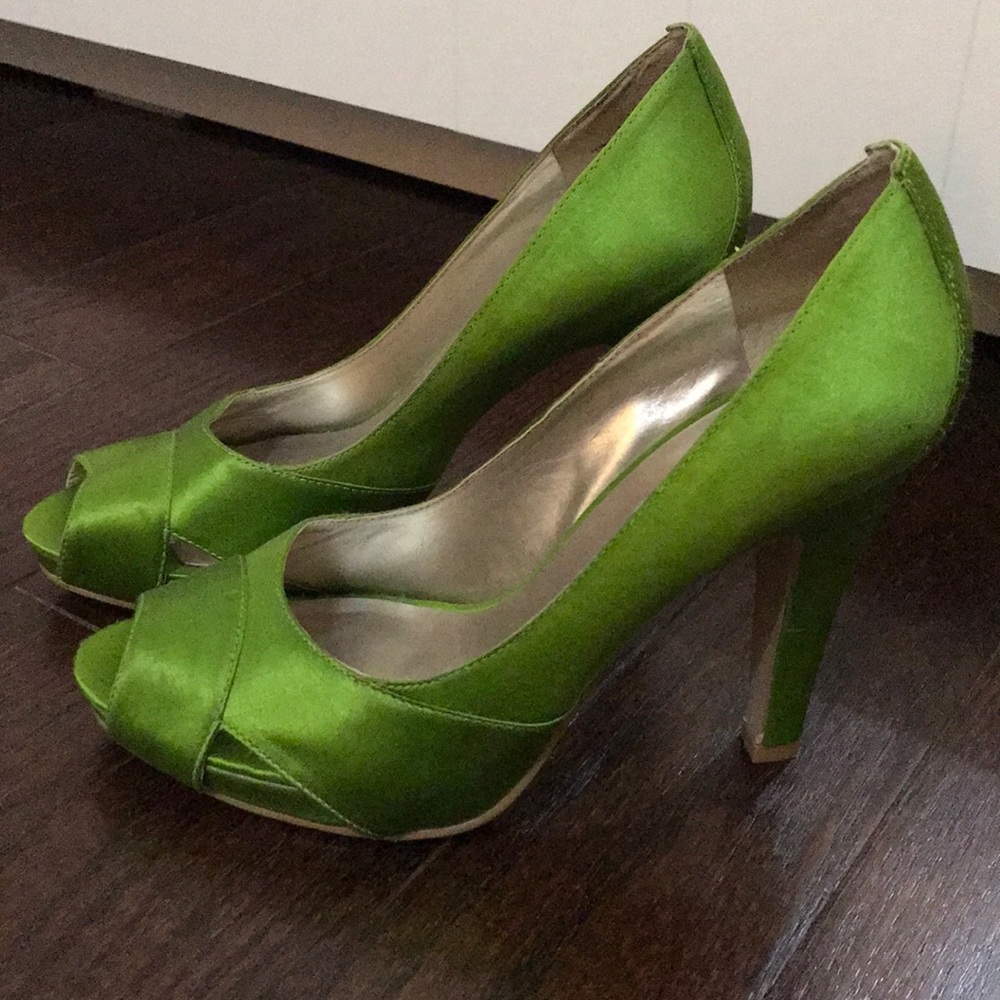 Lime green Nine West heels - like new